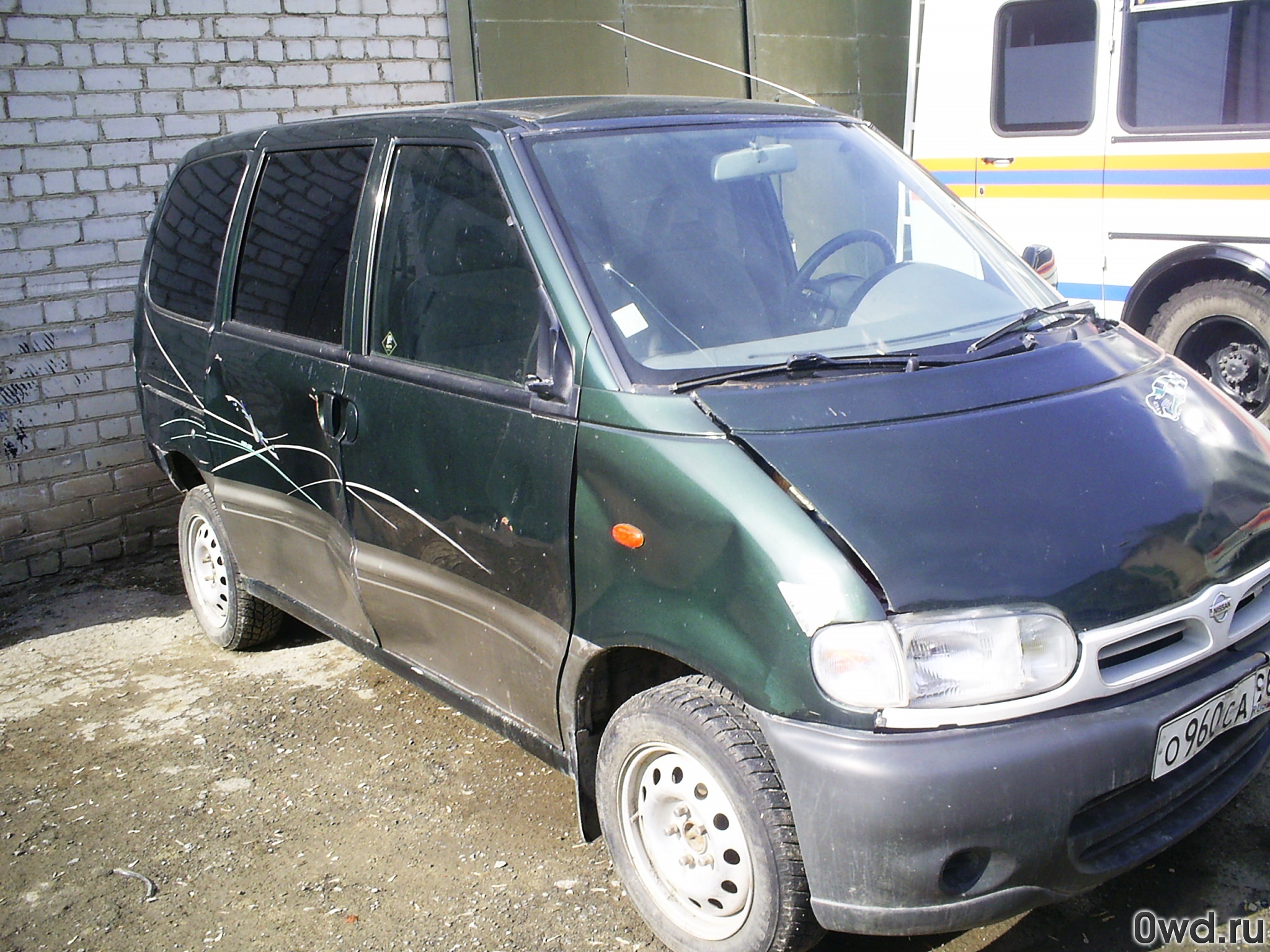 Битый автомобиль Nissan Serena (1998) в Каменске-Уральском